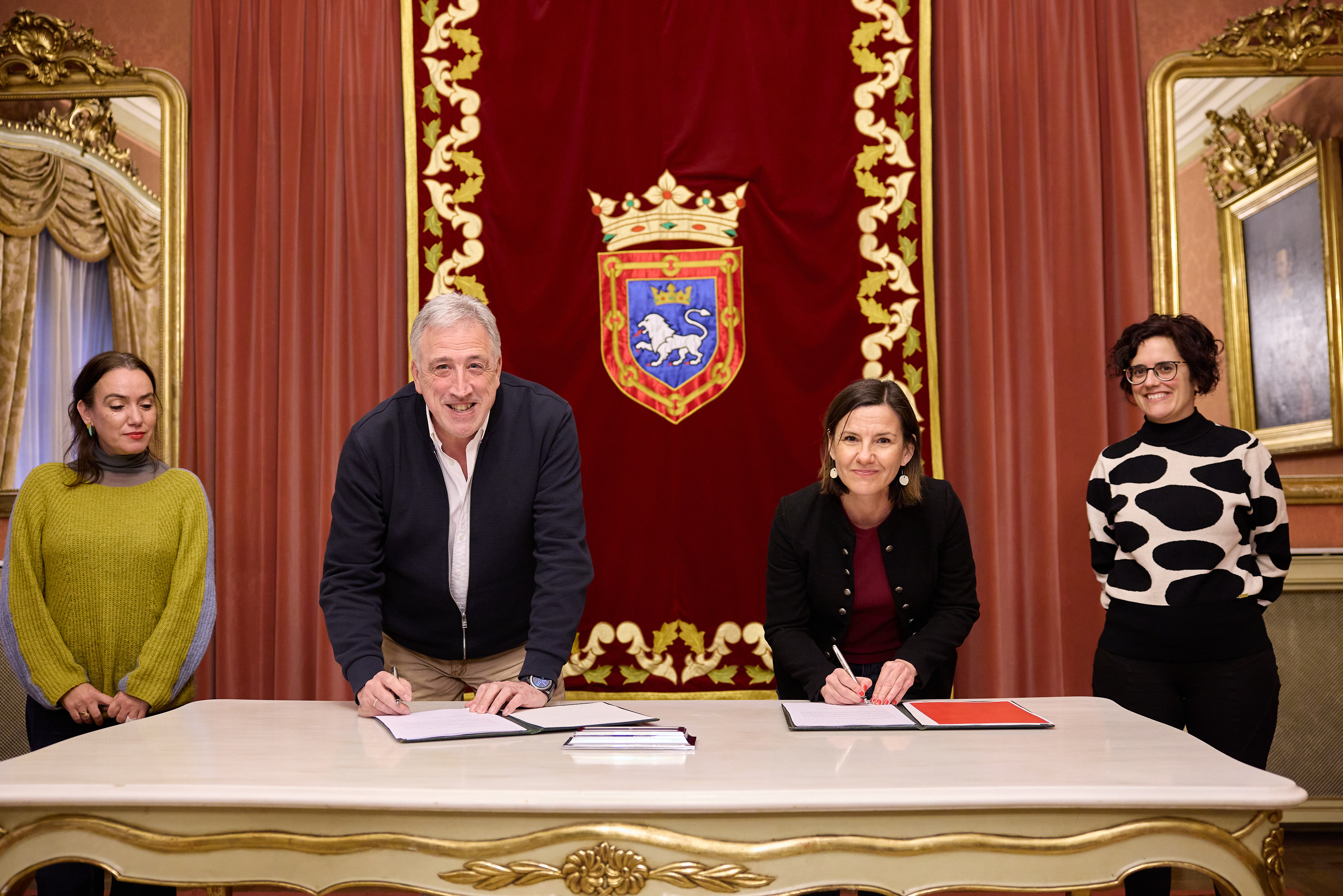 imagen El alcalde de Pamplona, Joseba Asirón, en la firma del ‘Pacto local por los cuidados’ con la directora gerente del INAI / NABI, Patricia Abad. 