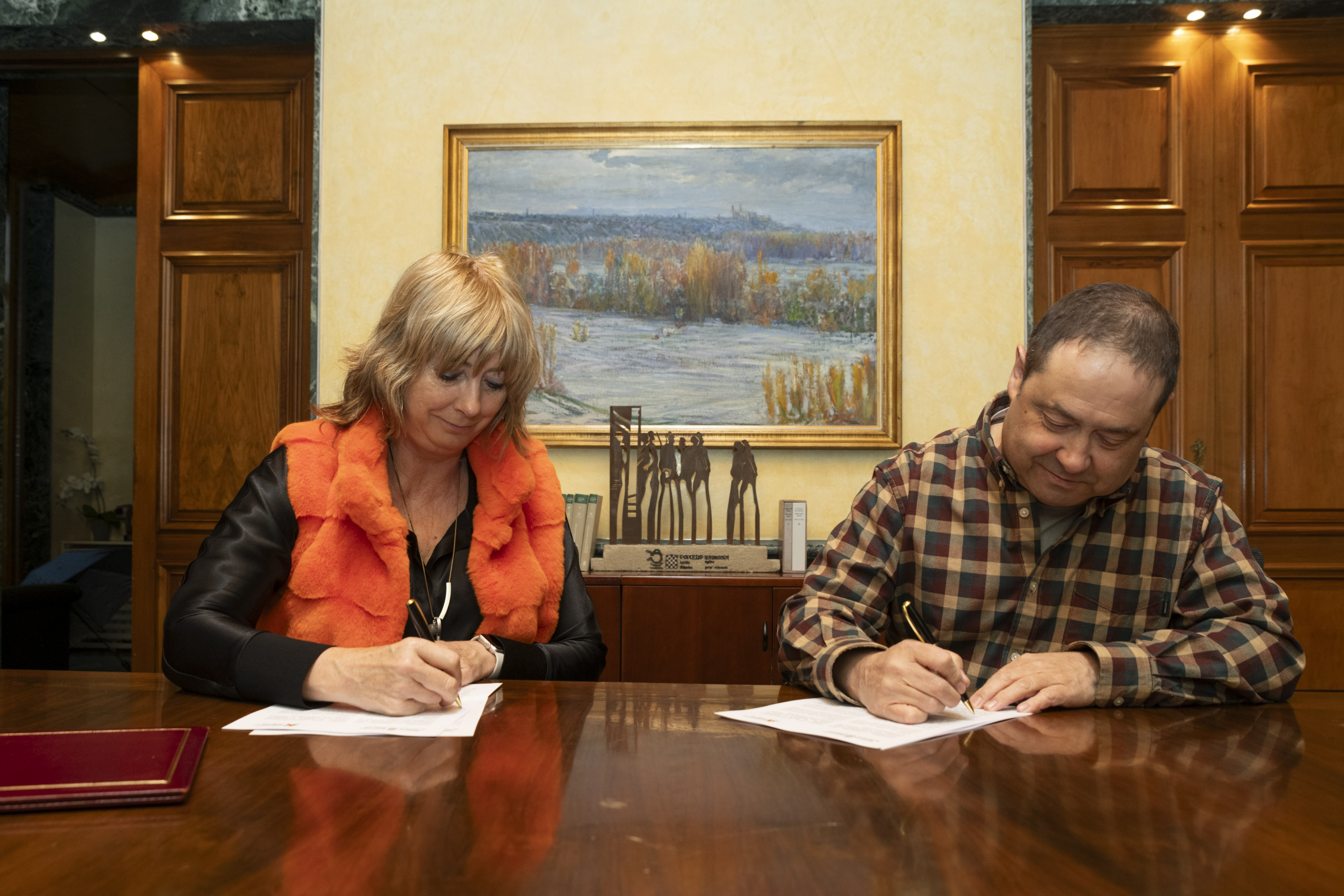 imagen La vicepresidenta Ollo y el director de Topagunea, Oskar Zapata, firman el convenio 
